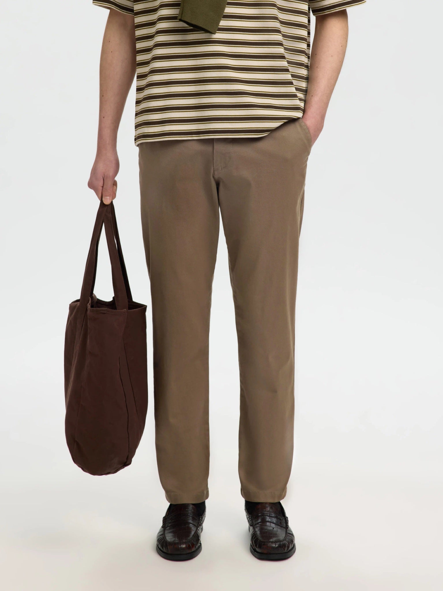 SLM175 NEW MILES Pantalon slim chino stretch coton bio — Selected Homme — Chocolate Chip — porté, vue de face | Appart 17 Bruxelles