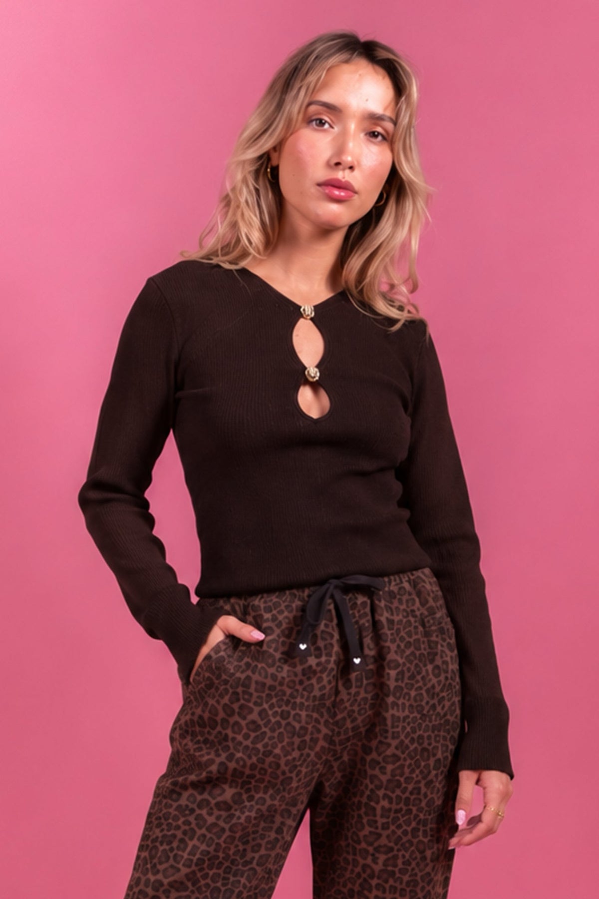 MARIETTA Haut en maille côtelée à découpe bijou — Laure plus Max — Marron — porté | Appart 17 Bruxelles