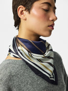 PCAMANDA Foulard carré satiné imprimé — Pieces — Maritime Blue — porté 2 | Appart 17 Bruxelles
