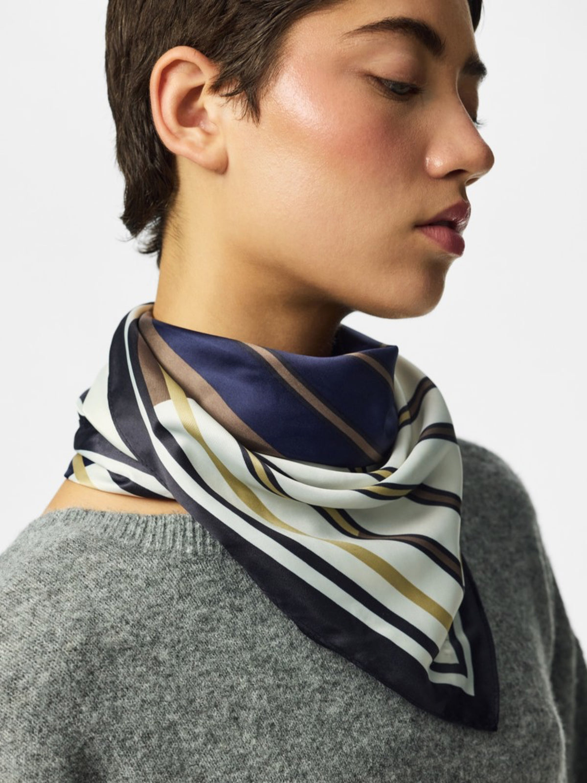 PCAMANDA Foulard carré satiné imprimé — Pieces — Maritime Blue — porté 2 | Appart 17 Bruxelles