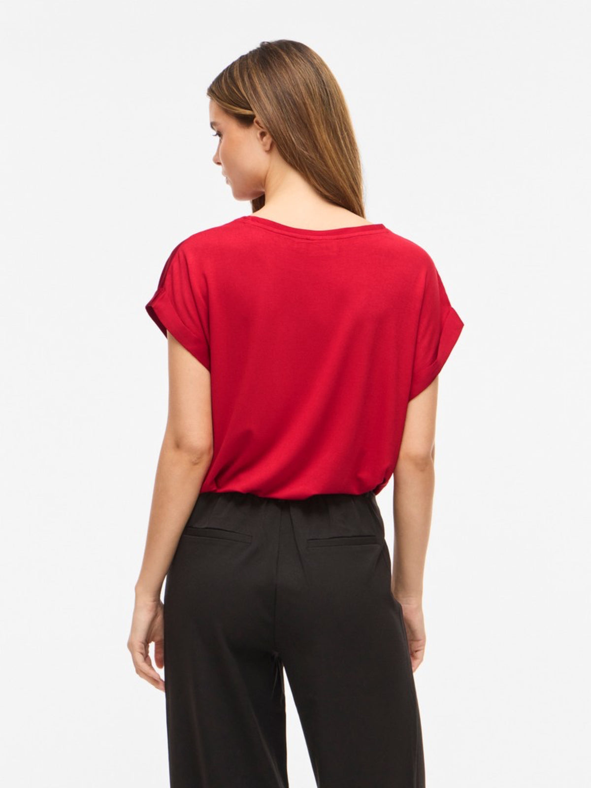 VIELLETTE Blouse Satin Femme Écoresponsable — VILA — Savvy Red — porté, vue de dos | Appart 17 Bruxelles