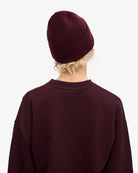 Colorful Standard Merino Wool Beanie Bonnet laine mérinos recyclée — Colorful Standard — Oxblood Red — porté, vue de dos 4 | Appart 17 Bruxelles