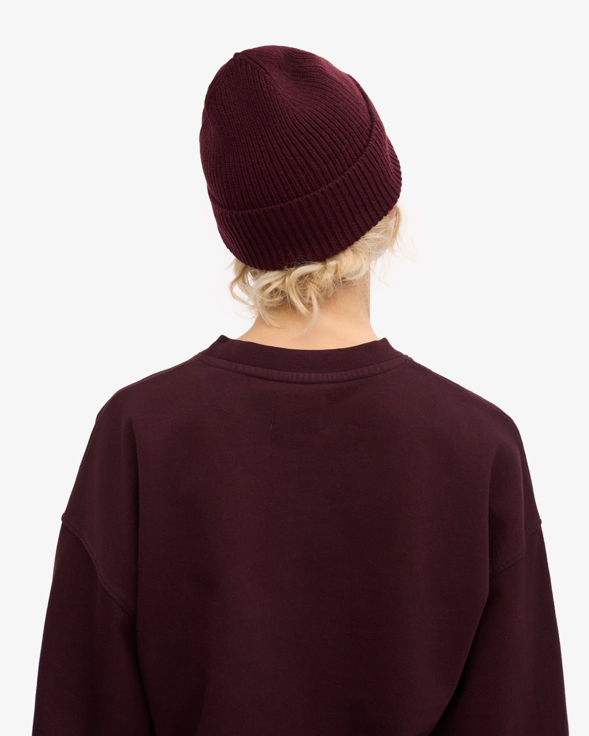 Colorful Standard Merino Wool Beanie Bonnet laine mérinos recyclée — Colorful Standard — Oxblood Red — porté, vue de dos 4 | Appart 17 Bruxelles