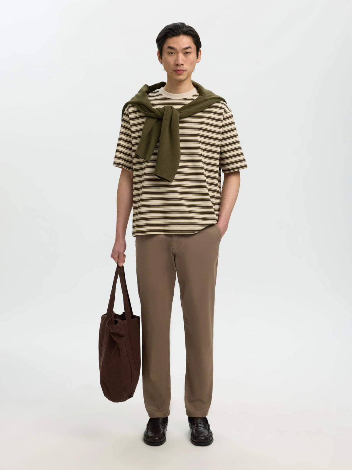 SLM175 NEW MILES Pantalon slim chino stretch coton bio — Selected Homme — Chocolate Chip — porté en pied | Appart 17 Bruxelles