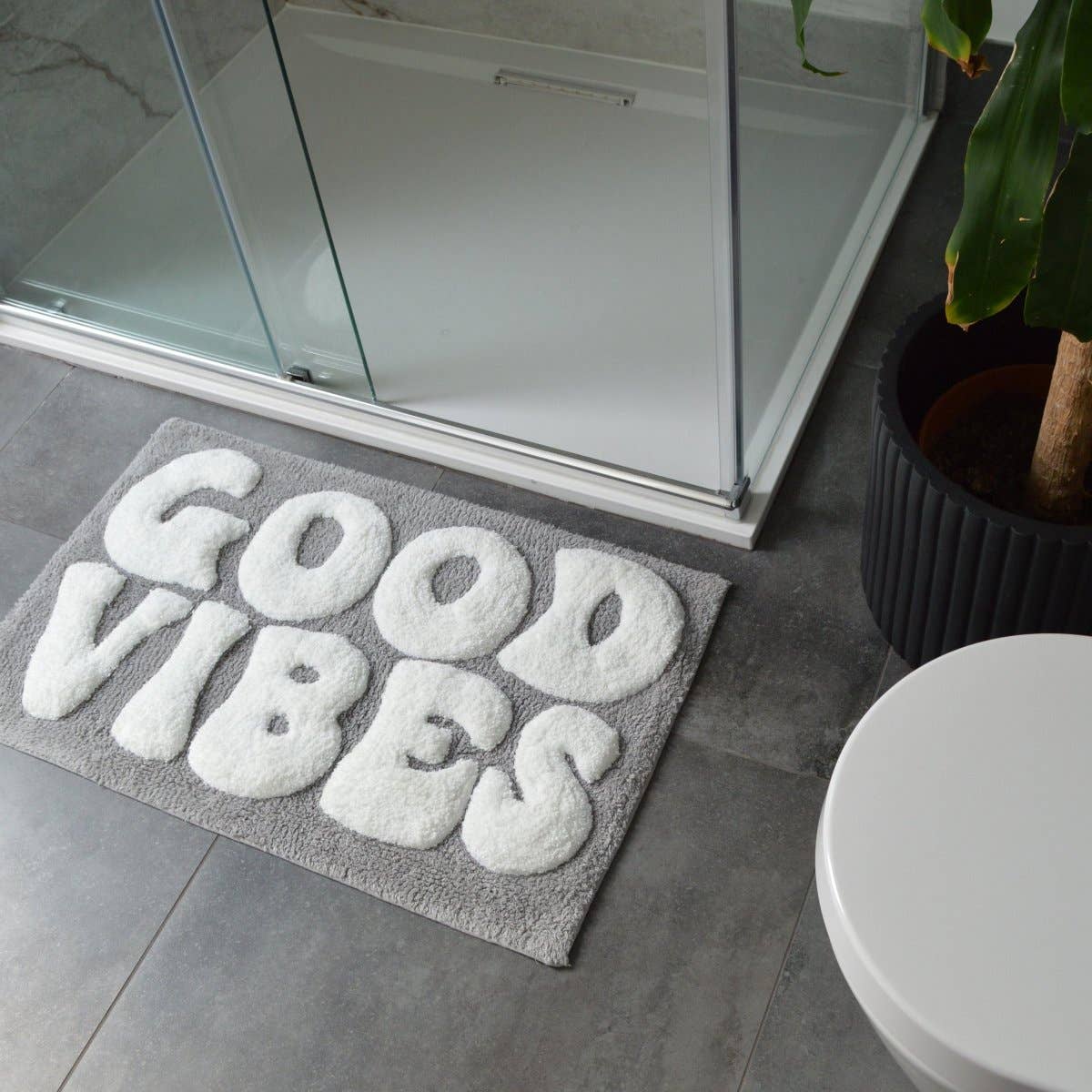 Tapis de bain « Good Vibes » tufté main — Vert sauge — vue 6, Vert sauge | Appart 17