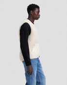 WORKWEAR Gilet sans manches zippé en sherpa, poches en toile — Lee — Warm Ecru — porté, de profil 3 | Appart 17 Bruxelles