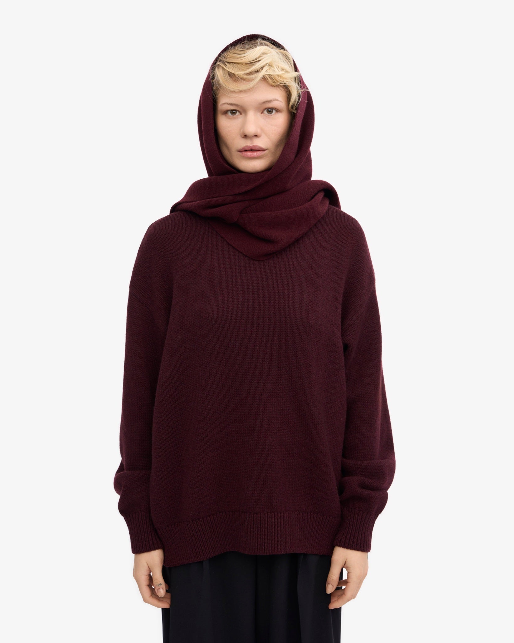 Colorful Standard Merino Wool Scarf Écharpe laine mérinos recyclée — Colorful Standard — Oxblood Red — porté, vue de face | Appart 17 Bruxelles