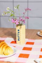Mini vase plaquette de beurre en céramique, taille XS — DOIY — Jaune beurre — en situation | Appart 17 Bruxelles
