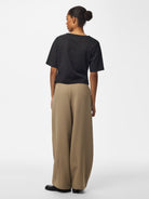 PCVICTORIA Top drapé asymétrique à manches courtes — Pieces — Black — porté, de dos 5 | Appart 17 Bruxelles