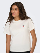 JDYPISA T-shirt col rond en coton bio à imprimé — JDY — Cloud Dancer / Cherry — détail | Appart 17 Bruxelles