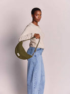 Hindbag Andrea Sac demi-lune d'hiver, velours, tartan ou effet laine — Hindbag — Effet laine khaki — porté 3 | Appart 17 Bruxelles