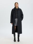 SLWATHENA Mini-jupe trapèze en satin de polyester recyclé — Selected Femme — Asphalt — porté, tenue complète 3 | Appart 17 Bruxelles