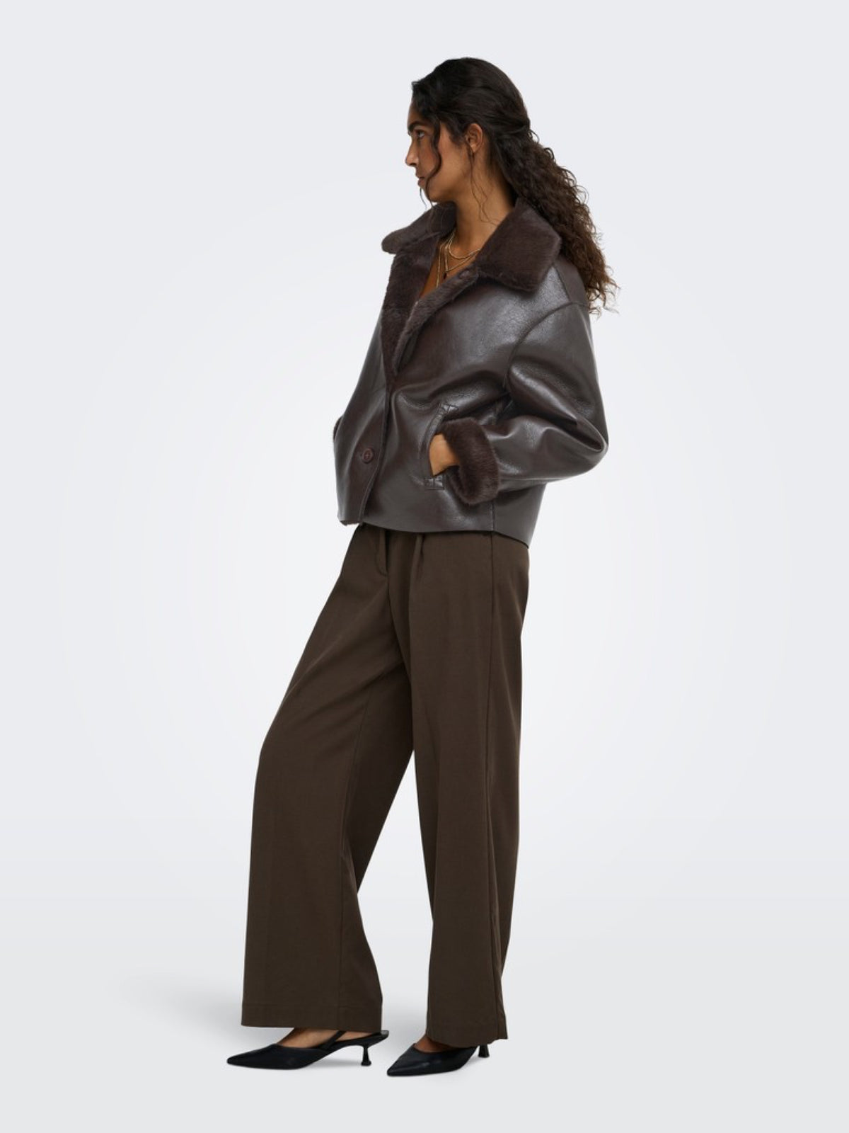 JDYCOCO Veste réversible aviateur simili cuir et sherpa — JDY — Coffee Bean — porté, vue de dos 4 | Appart 17 Bruxelles