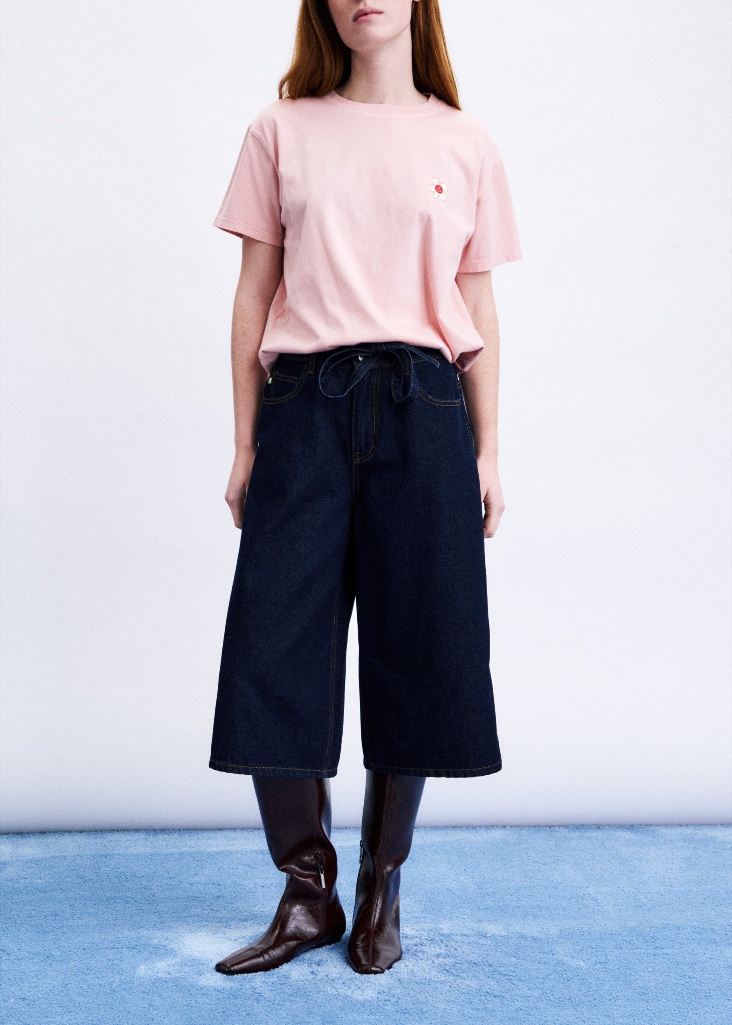 SARAKINIKO Bermuda jupe-culotte en denim brut — FRNCH — Bleu marine — porté, vue de face | Appart 17 Bruxelles