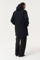 TERROR WEATHER Parka imperméable isolée MEIDA 150 g — Welter Shelter — Black — porté 6 | Appart 17 Bruxelles