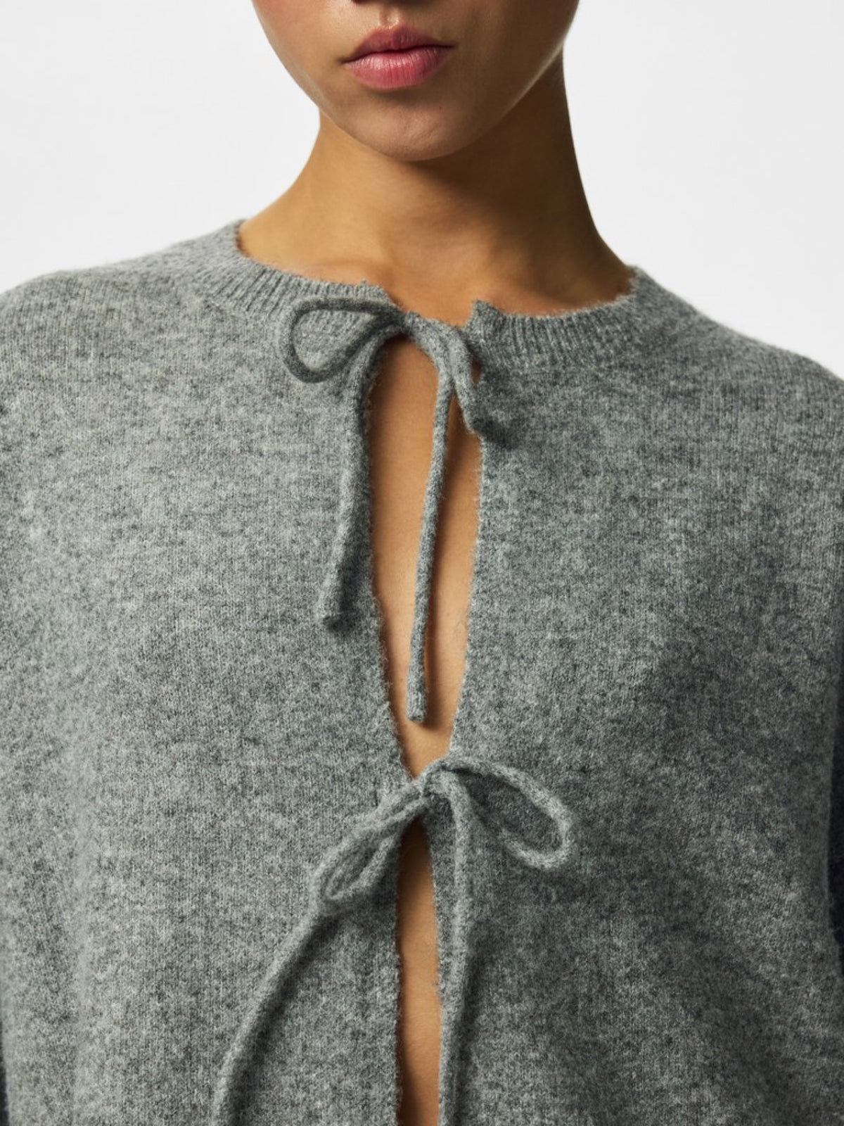 PCSALLY Cardigan réversible à nouer et poignets volantés — Pieces — Medium Grey Melange — détail des liens 5 | Appart 17 Bruxelles