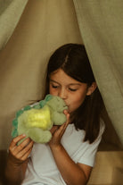 Veilleuse peluche douce rechargeable — AP Junior — Jéroom dino vert sauge — autre vue 3 | Appart 17 Bruxelles
