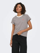 JDYPISA T-shirt col rond en coton bio à imprimé — JDY — Cloud Dancer / Chocolate Torte Stripes — porté, vue de face | Appart 17 Bruxelles