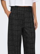 JDYDORIT Pantalon large à carreaux en maille bouclée — JDY — Black Checks — porté, détail de la taille 3 | Appart 17 Bruxelles
