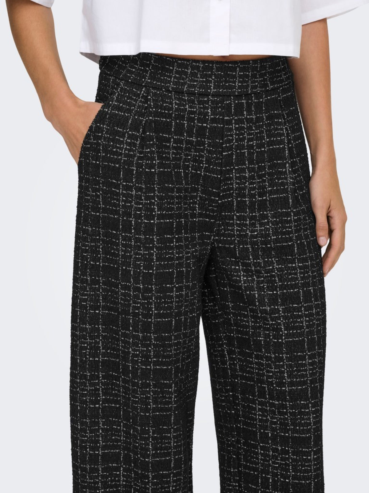 JDYDORIT Pantalon large à carreaux en maille bouclée — JDY — Black Checks — porté, détail de la taille 3 | Appart 17 Bruxelles