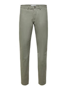 SLM175 NEW MILES Pantalon slim chino stretch coton bio — Selected Homme — Vetiver — packshot | Appart 17 Bruxelles
