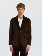 SLMREG-ENZO Blazer en velours côtelé de coton bio — Selected Homme — Delicioso — porté, de face | Appart 17 Bruxelles