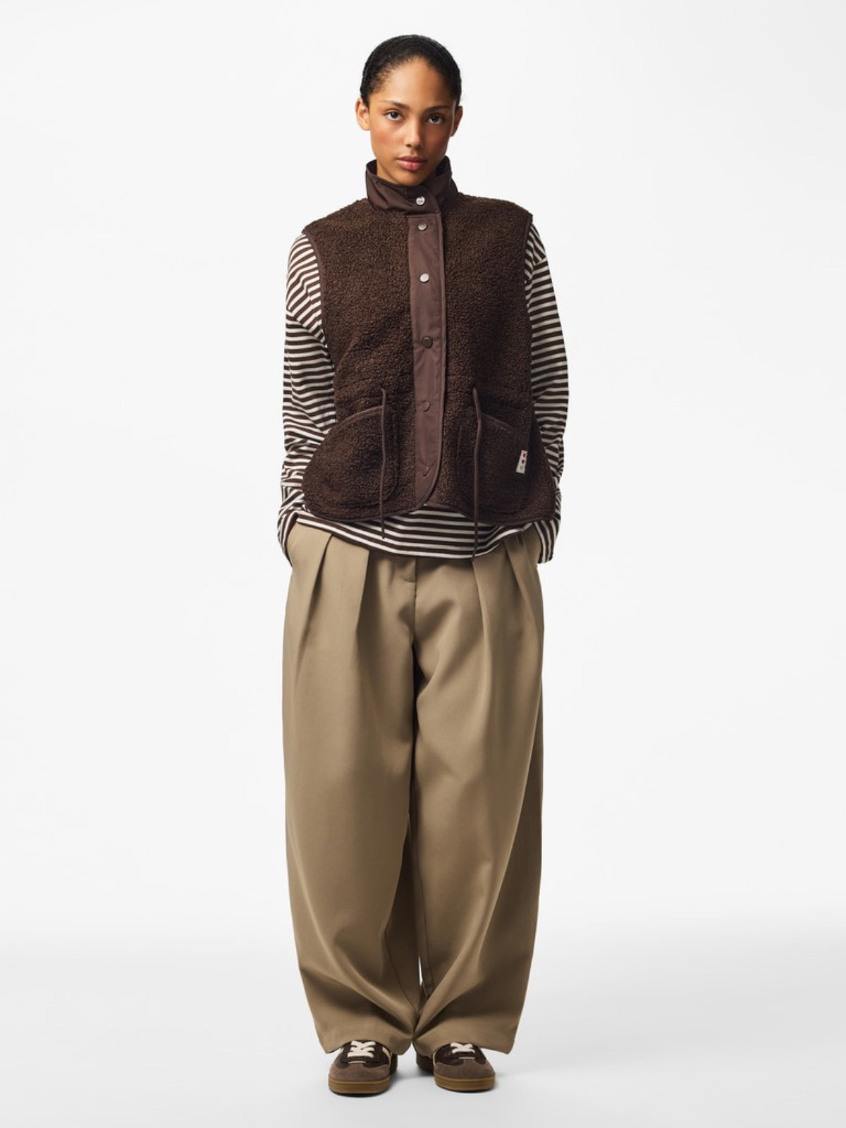 PCKATTY Gilet sans manches en teddy à col montant — Pieces — Hot Fudge — porté, de face, en pied 2 | Appart 17 Bruxelles