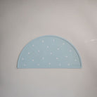 Coffret vaisselle enfant Round — Mushie — Powder Blue — mise en situation 3 | Appart 17 Bruxelles