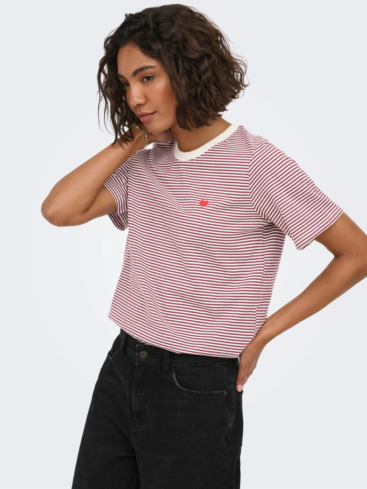 JDYPISA T-shirt col rond en coton bio à imprimé — JDY — Cloud Dancer / Windsor Wine Stripes — détail | Appart 17 Bruxelles