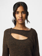 PCVALLIE Pull slim col rond à découpe et fente — Pieces — Hot Fudge — porté 4 | Appart 17 Bruxelles