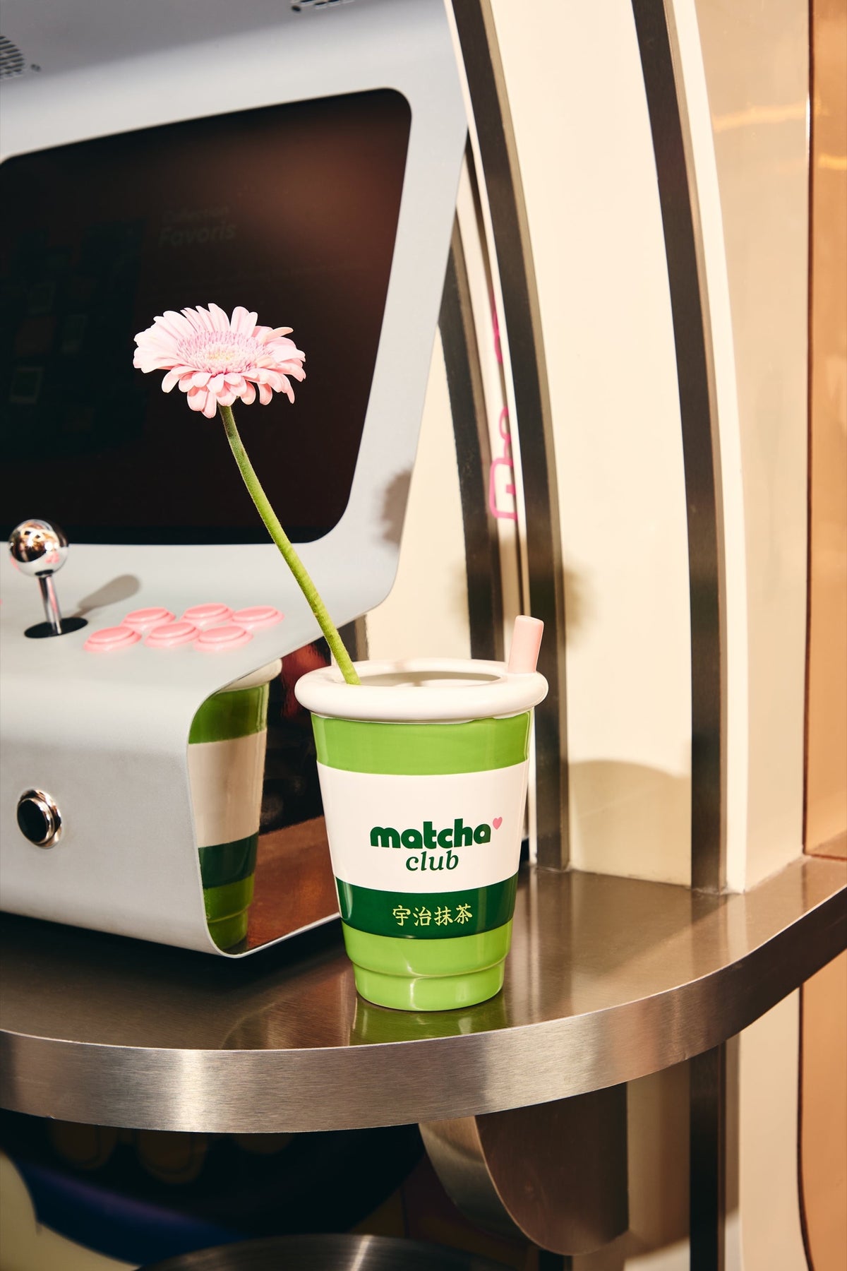 Fluid Market Vase Matcha gobelet à emporter en céramique — Fluid Market — Vert — en situation 2 | Appart 17 Bruxelles