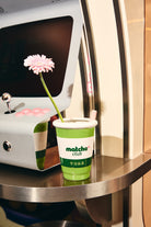 Fluid Market Vase Matcha gobelet à emporter en céramique — Fluid Market — Vert — en situation 2 | Appart 17 Bruxelles