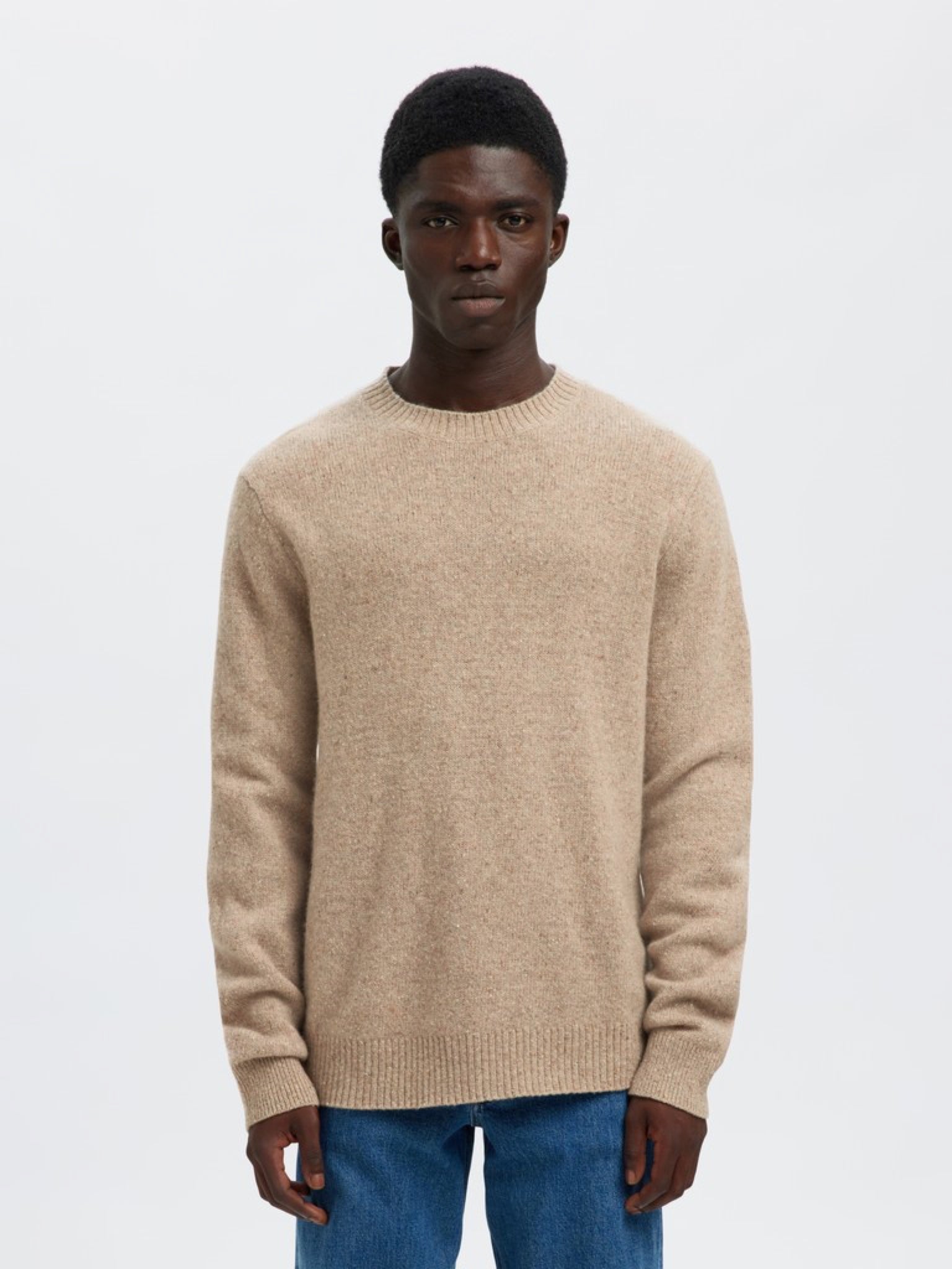 SLMNEIL Pull col rond en laine mouchetée — Selected Homme — Oatmeal Neps — porté | Appart 17 Bruxelles