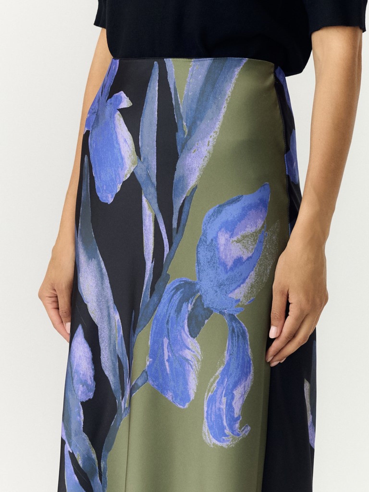YASPELLA Jupe longue en satin imprimé iris — YAS — Black Etira print — porté 5 | Appart 17 Bruxelles