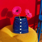 Vase Mini-jupe en céramique bleue — Upside Stories — Bleu — mise en situation 4 | Appart 17 Bruxelles