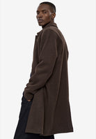 TRAVIS Manteau droit mi-long en lainage 50 % laine — Minimum — Turkish Coffee — porté, détail 5 | Appart 17 Bruxelles
