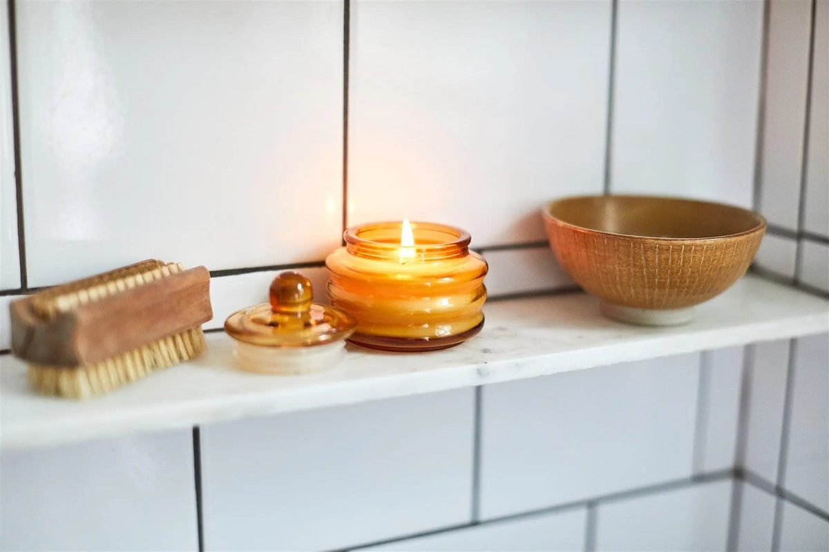 Paddywax Beam Bougie parfumée en verre jaune 85 g — Paddywax — Meyer Lemon — en situation 3 | Appart 17 Bruxelles