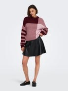 JDYKILIAN Pull color block à manches rayées — JDY — Tawny Port — portée de face, en pied 2 | Appart 17 Bruxelles