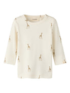 NBNGAVO T-shirt à girafes bébé — Lil' Atelier — Turtledove Giraffe — vue de face | Appart 17 Bruxelles