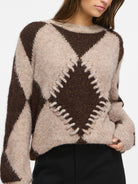 VITORA Pull en jacquard à losanges et point de feston — VILA — Natural Melange / Coffee Bean — porté, détail du point de feston 5 | Appart 17 Bruxelles