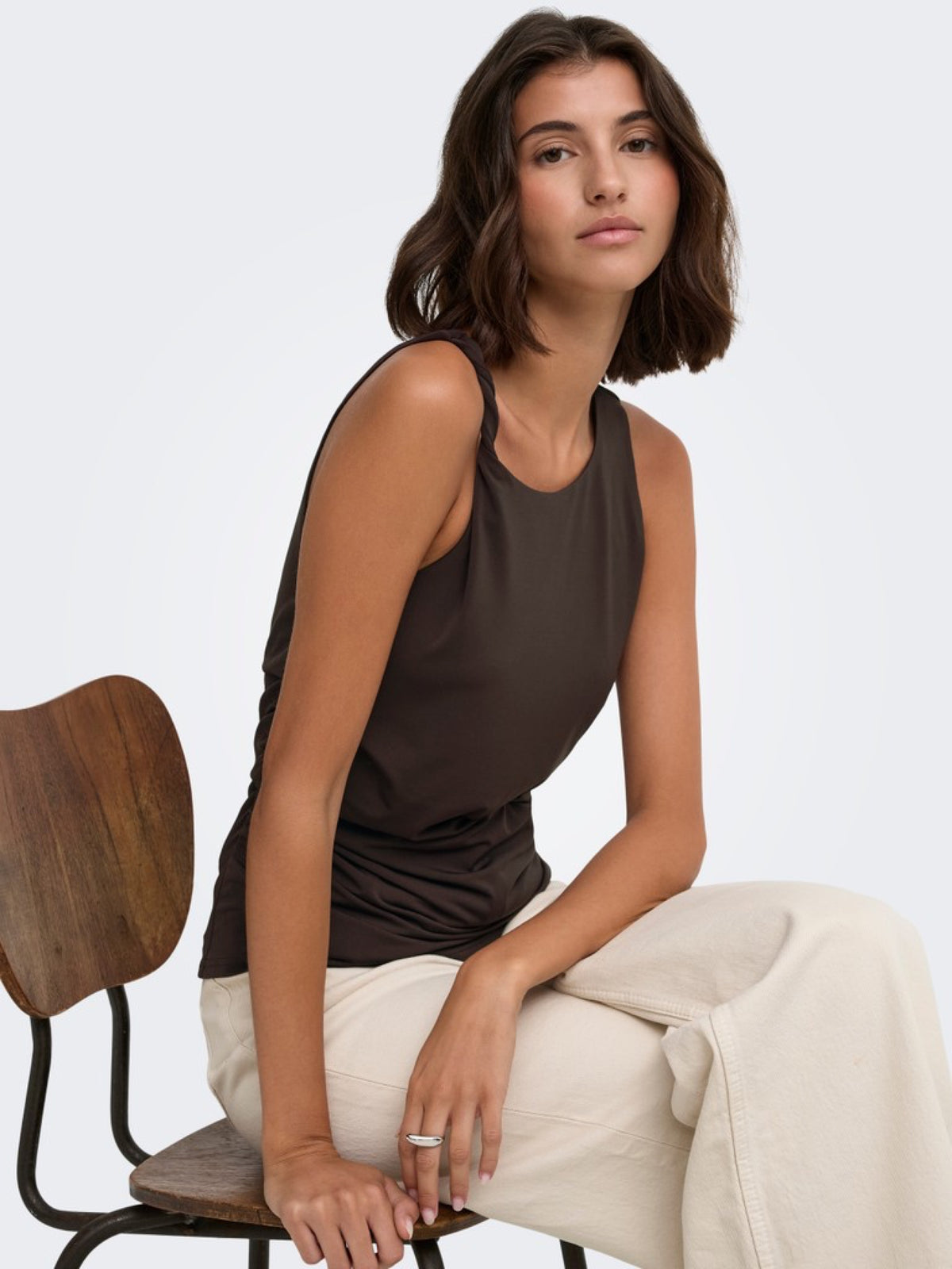 JDYMISTY Top sans manches drapé à encolure asymétrique — JDY — Chocolate Plum — porté 3 | Appart 17 Bruxelles