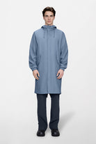 Fishtail Parka W3 — Rains — Blue Dusk — porté, vue de face | Appart 17 Bruxelles