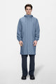 Fishtail Parka W3 — Rains — Blue Dusk — porté, vue de face | Appart 17 Bruxelles