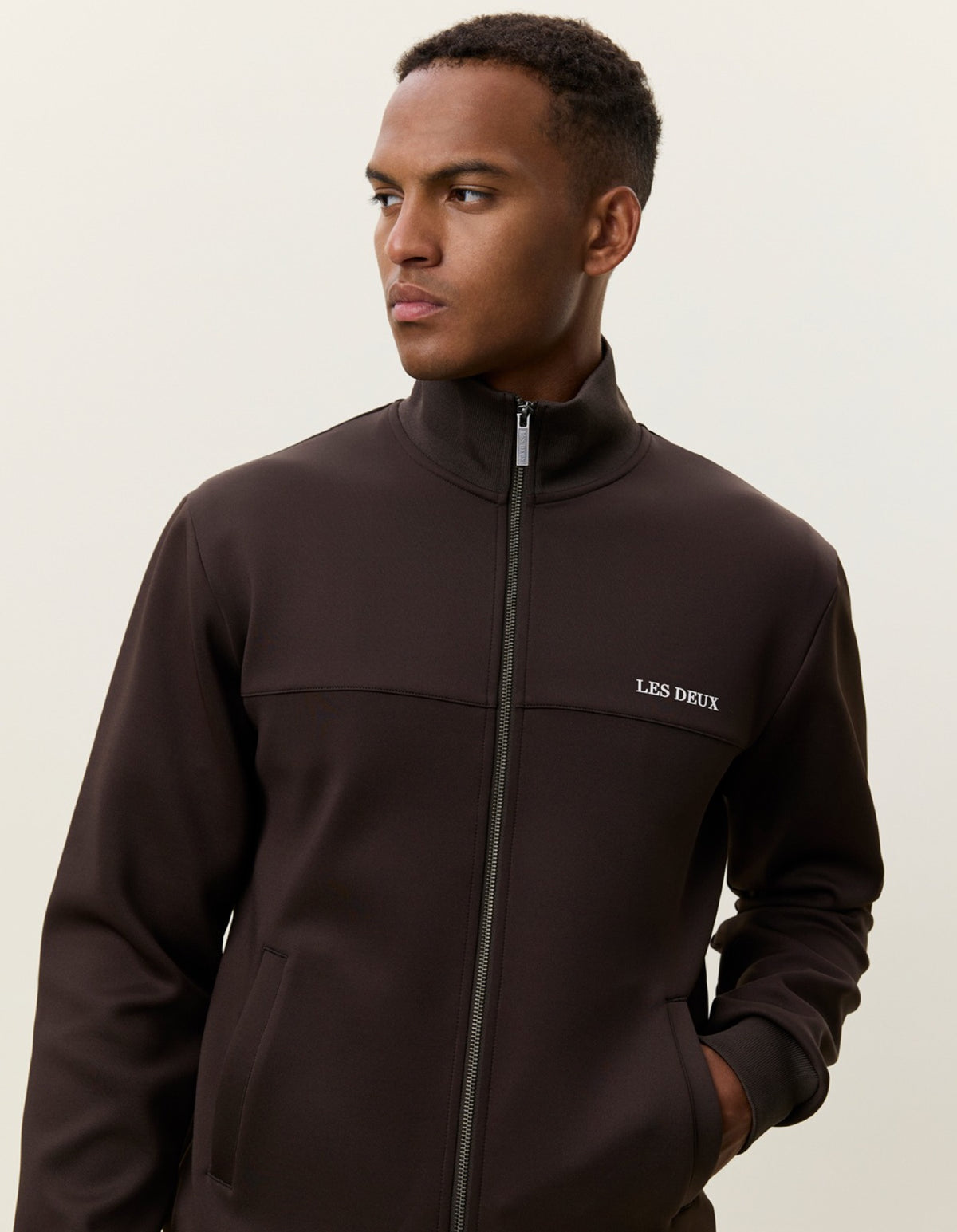 Track Jacket Veste zippée de survêtement — Les Deux — Delicioso Brown — porté, détail 2 | Appart 17 Bruxelles