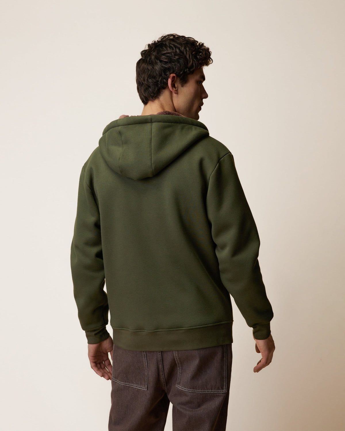 MEYGAL Sweat zippé à capuche doublé sherpa — FAGUO — Kaki — porté, vue de dos 4 | Appart 17 Bruxelles