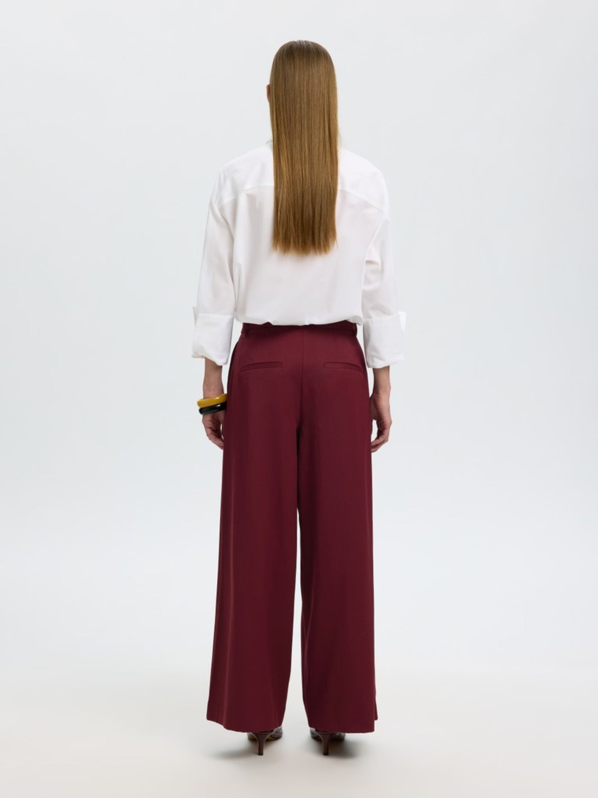 Selected Femme SLWTHILDE Pantalon extra large taille haute en laine et coton — Selected Femme — Tawny Port — porté, vue de dos 4 | Appart 17 Bruxelles