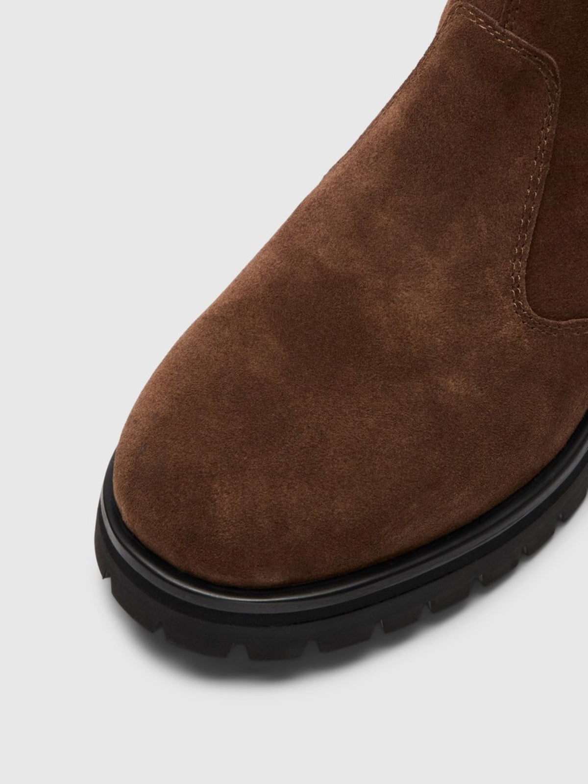 SLMTRAVIS Boots chelsea en daim doublées cuir — Selected Homme — Demitasse — détail du daim 4 | Appart 17 Bruxelles