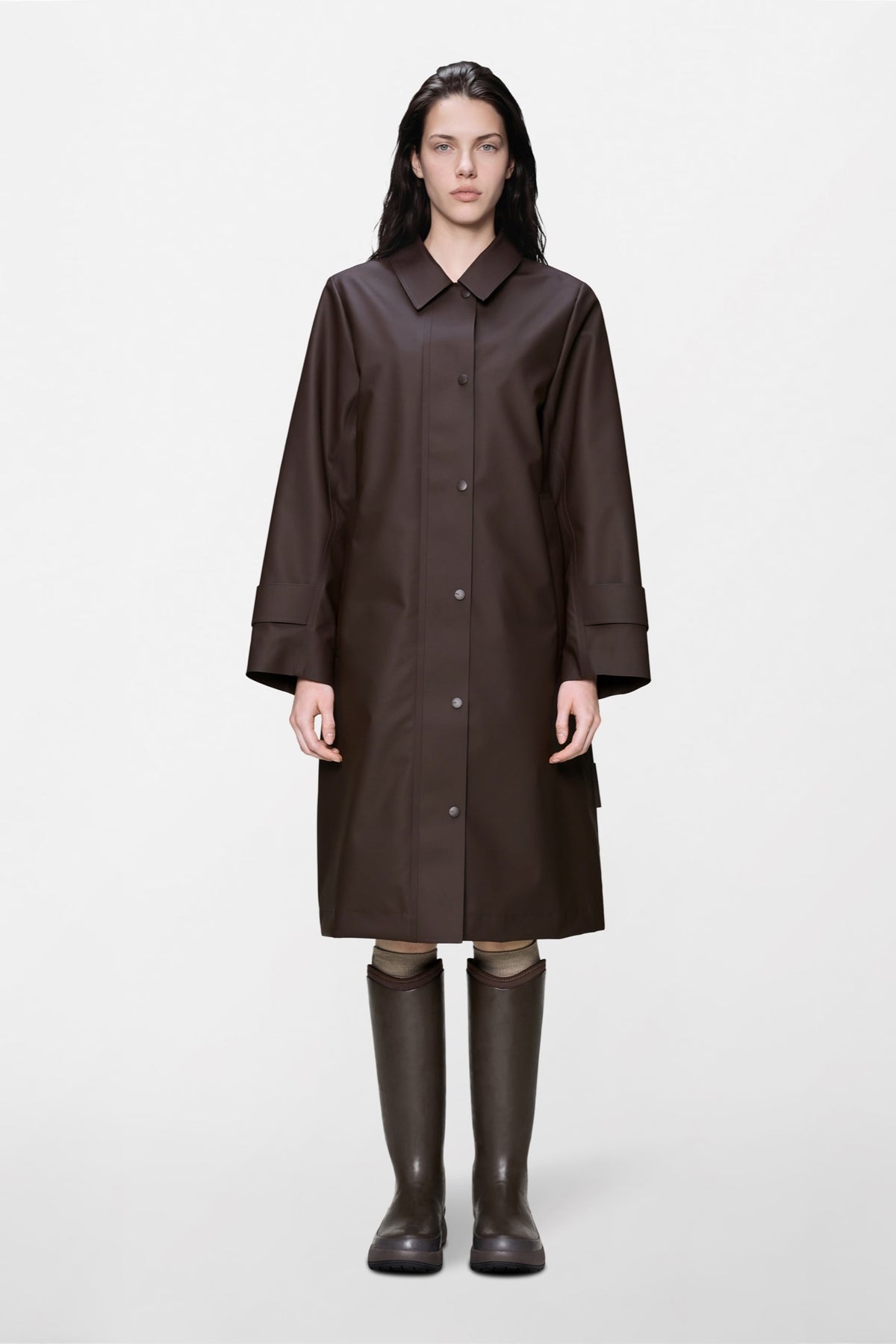 Rains NARA Long W Jacket Imperméable long cintré à capuche amovible — Rains — Bark — porté, vue de face | Appart 17 Bruxelles