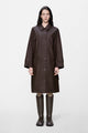 Rains NARA Long W Jacket Imperméable long cintré à capuche amovible — Rains — Bark — porté, vue de face | Appart 17 Bruxelles