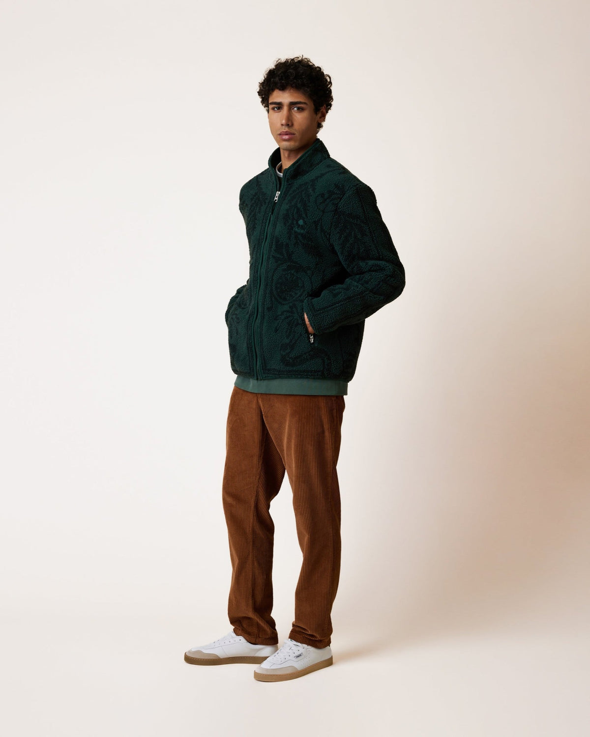 SENONCHE Veste polaire double face à motif jacquard placé — FAGUO — Vert foncé — porté, buste 4 | Appart 17 Bruxelles